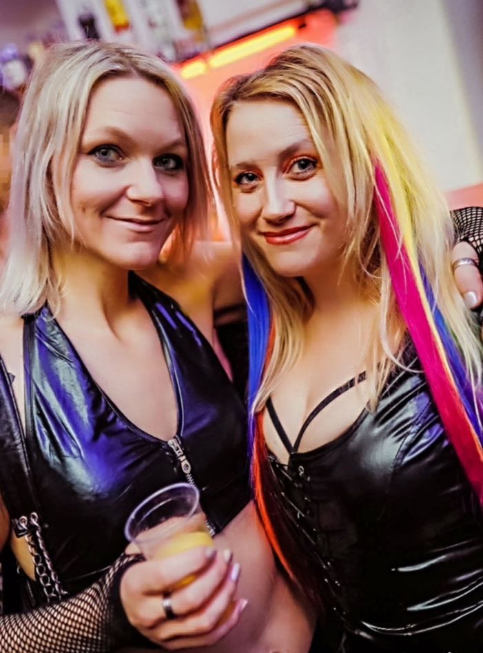 Zum Lack-&Lederball kommen Gäste von Nah und Fern. 