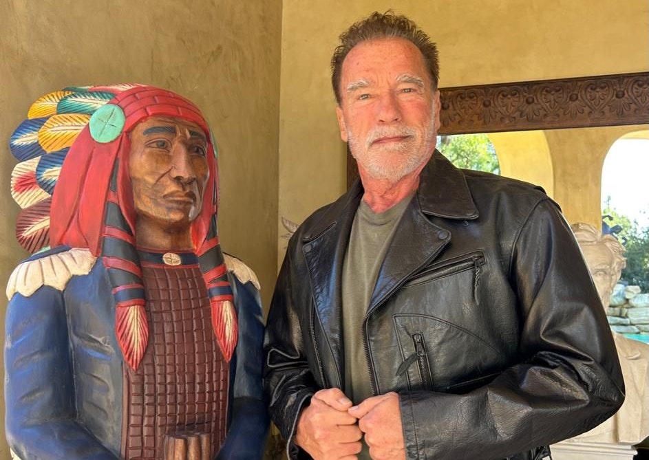 Arnie in seiner Terminator-Lederjacke.