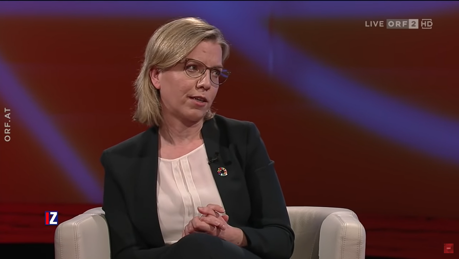 Am 20. März 2022 war Leonore Gewessler zu Gast "Im Zentrum". Bei jenem TV-Auftritt trug sie auch einen geheimnisvollen Anstecker.