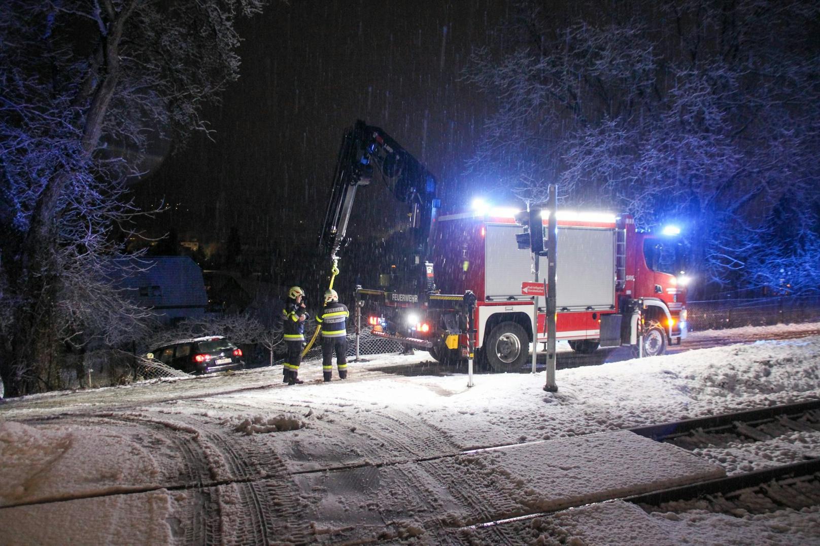 In Deutschlandsberg verlor ein Lenker auf der Schneefahrbahn die Kontrolle über sein Auto und rutschte 20 Meter einen Hang hinab.