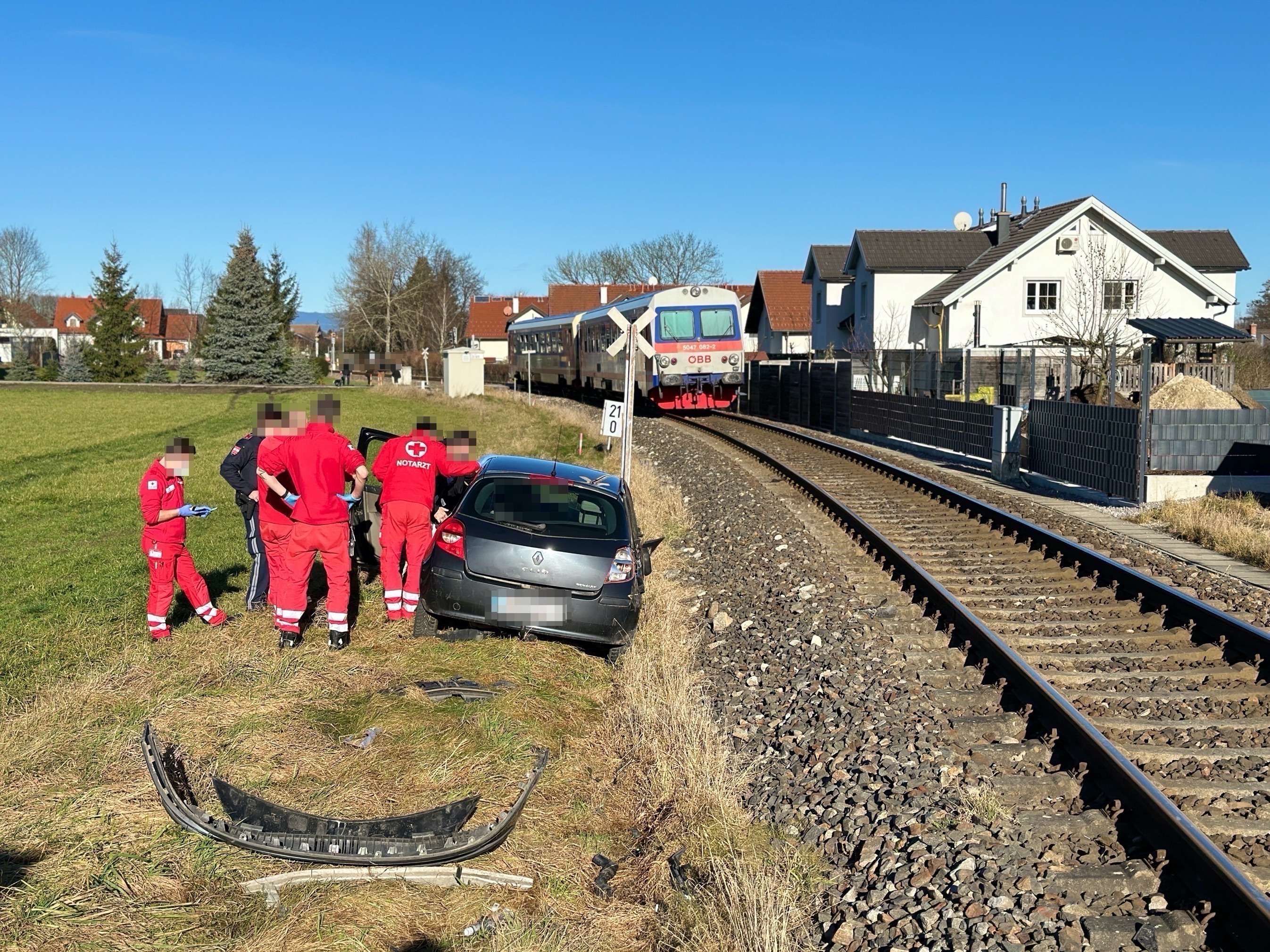 Auto kollidierte in Niederösterreich mit Zug