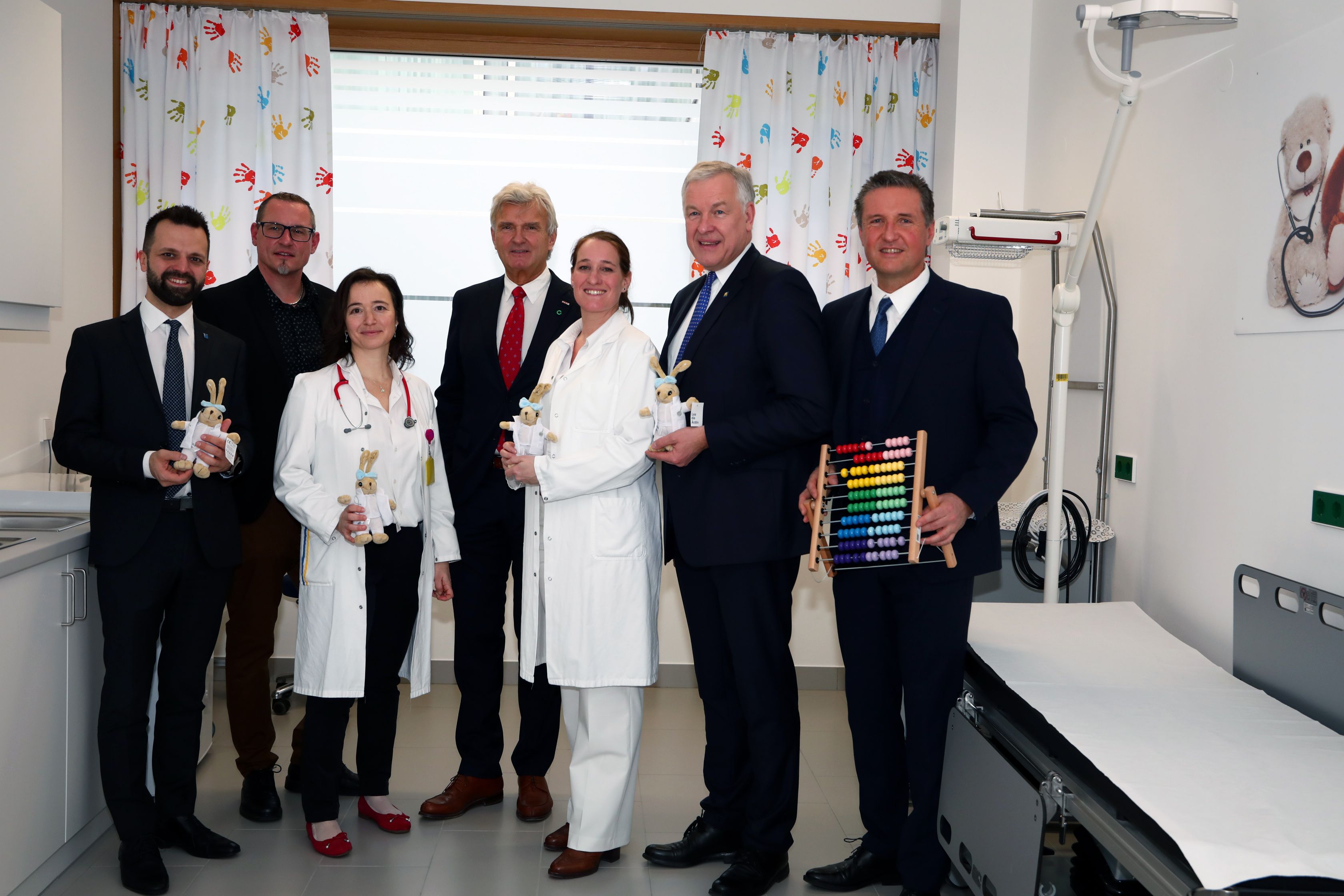 Armin Zwazl, Stv-Geschäftsführung Gesundheit Thermenregion GmbH; Robert Leitner, Vorsitzender des Landesstellenausschusses der Österreichischen Gesundheitskasse in Niederösterreich; Zsofia Rona, Abteilungsvorständin Kinder- und Jugendheilkunde Landesklinikum Baden-Mödling; Norbert Fidler, Vorsitzender des Landesstellenausschusses der Österreichischen Gesundheitskasse in Niederösterreich; Claudia Herbst, ärztliche Direktorin Landesklinikum Baden-Mödling; Martin Eichtinger, Landesrat und NÖGUS-Vorsitzender, Markus Zemanek, kaufmännischer Direktor Landesklinikum Baden-Mödling.