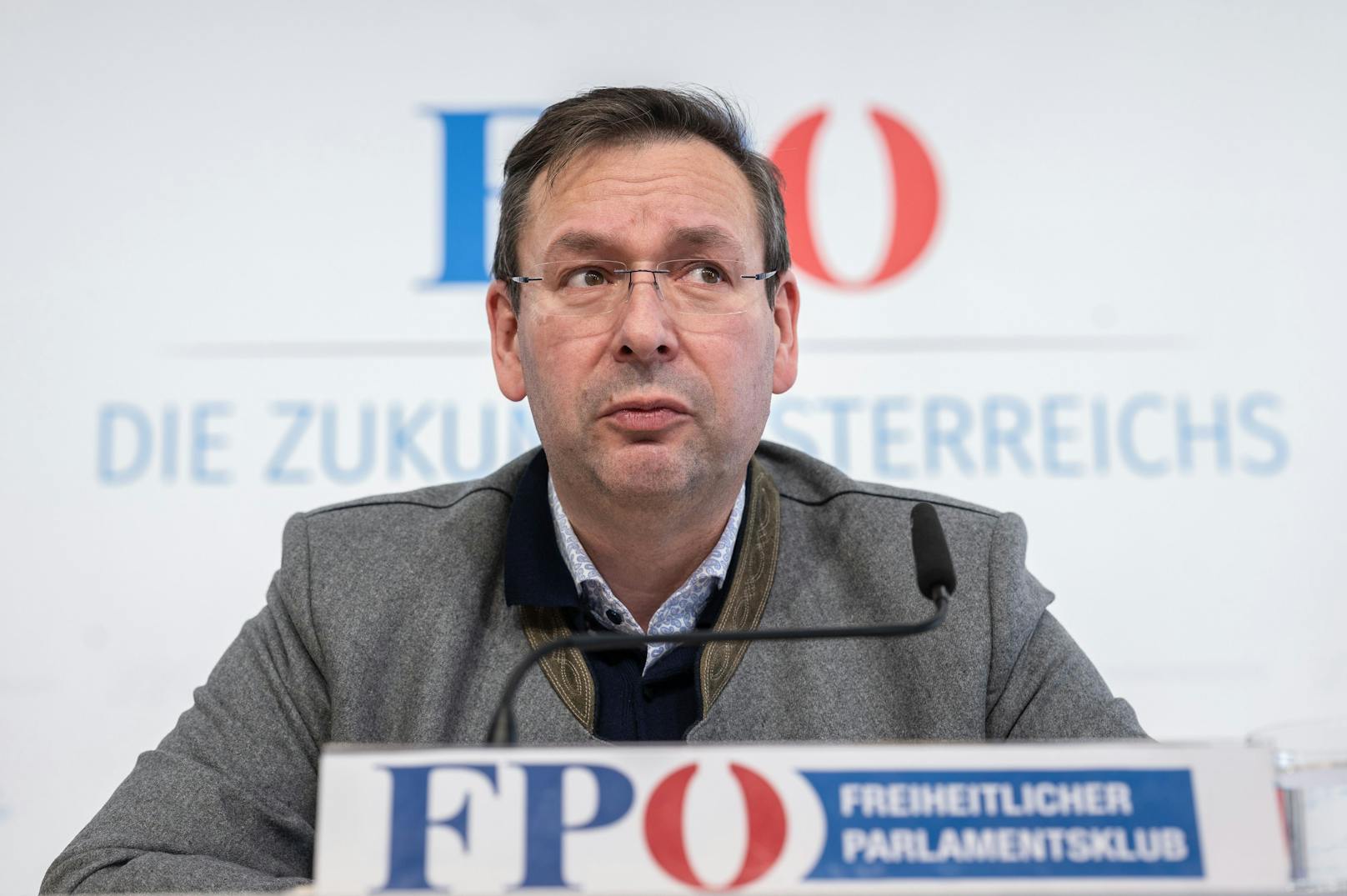 Mehr als neun Monate nach Gewesslers TV-Auftritt, trudelte im Nationalrat eine unorthodoxe Anfrage von FPÖ-Abgeordneten Hermann Brückl ein.