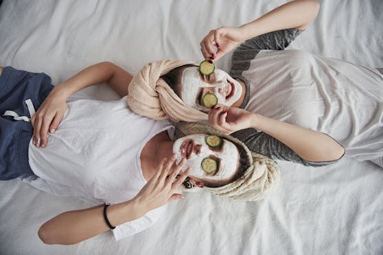 Beauty-Sticks sind nicht nur vorteilhaft für deine Haut, die Produkte lassen sich im Vergleich zu herkömmlichen Gesichtsmasken viel leichter auftragen.