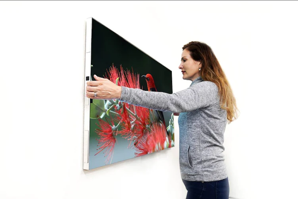 Der Displace TV braucht kein Kabel und hält mittels Technologie ohne Montage an der Wand. Trotzdem gibt es einen Haken...