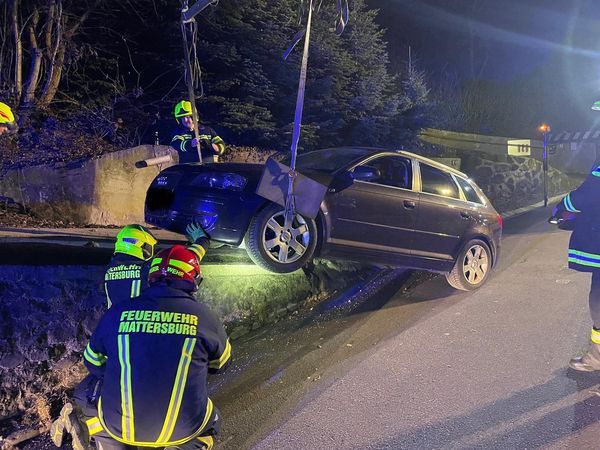Das Auto blieb auf der Mauer liegen und musste mit einem Kran geborgen werden.