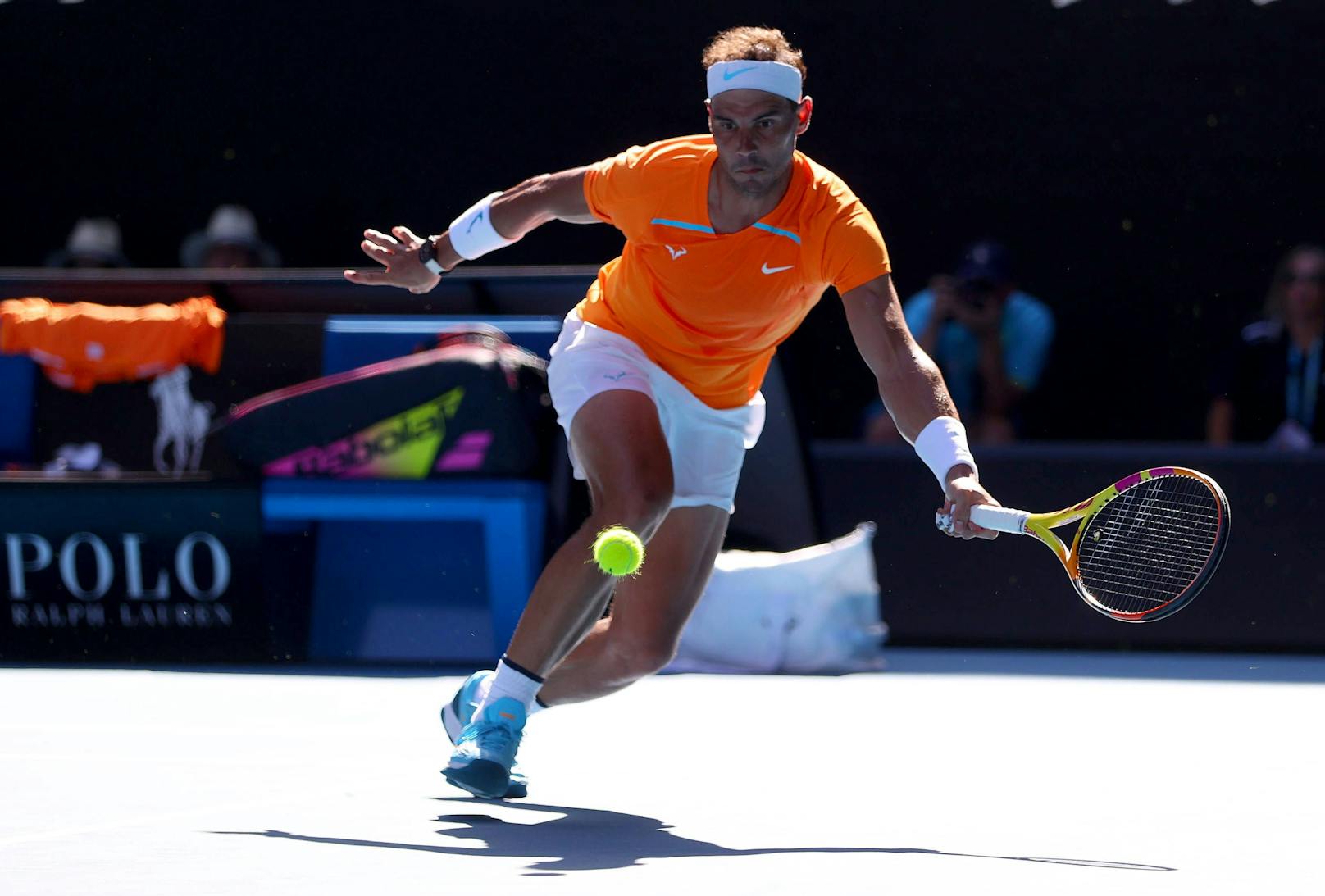 Kuriose Szene: Ballbub klaut Schläger von Rafael Nadal