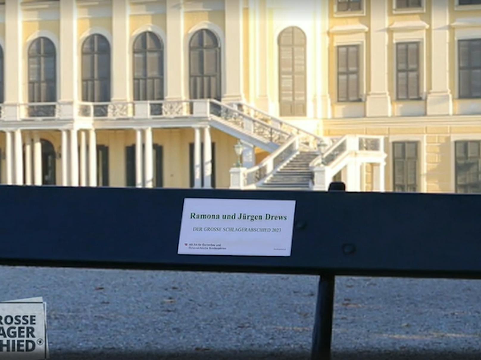 "Wenn ihr das nächste mal in Wien seid, könnt ihr eine Auszeit nehmen und macht es euch auf eurer Parkbank in Schloss Schönbrunn gemütlich", fügt Moderator <strong>Florian Silbereisen</strong> hinzu.