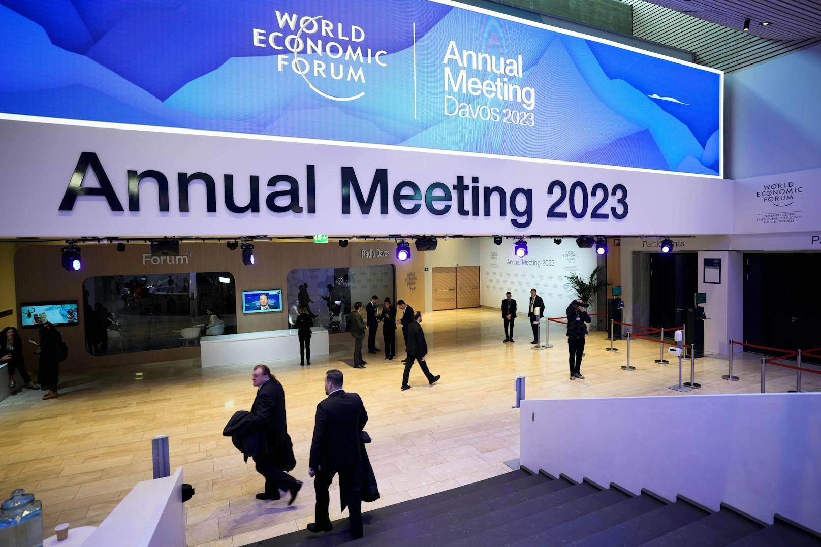 Beim Weltwirtschaftsforum WEF in Davos (CH) treffen sich jedes Jahr die Reichen und Mächtigen.