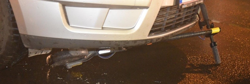 Ein E-Scooter-Fahrer wurde von einem Auto erfasst.