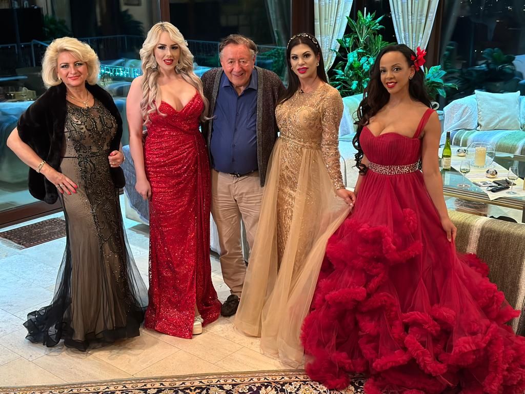 Vor dem Zuckerbäckerball lud Mörtel seine Tierchen zum Per-Ball-Umtrunk