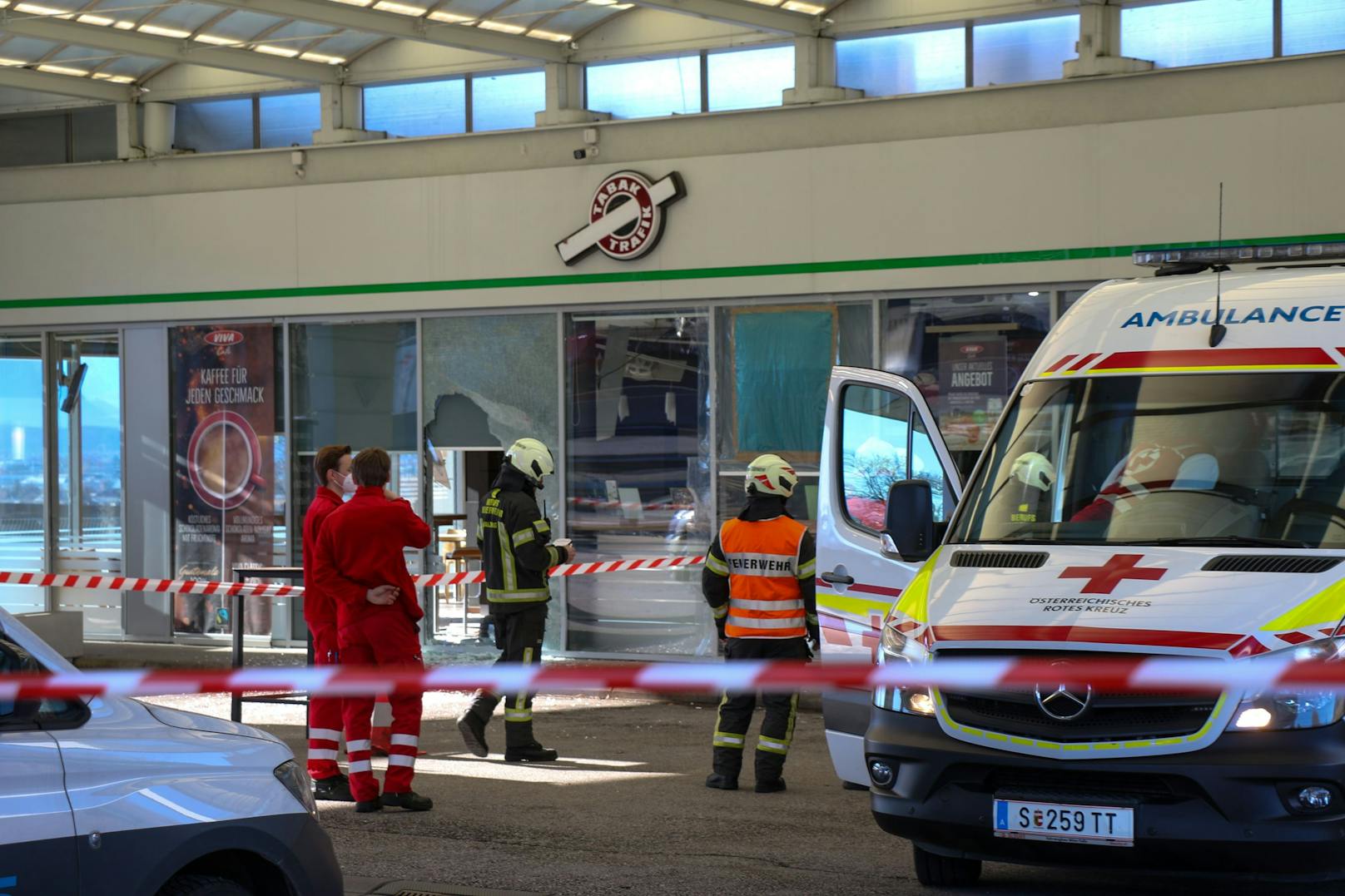 Ein Kunde wurde vom Reifen verletzt und ins UKH Salzburg gebracht.