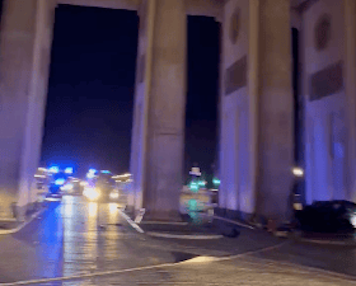 Autofahrer fährt gegen Brandenburger Tor und stirbt