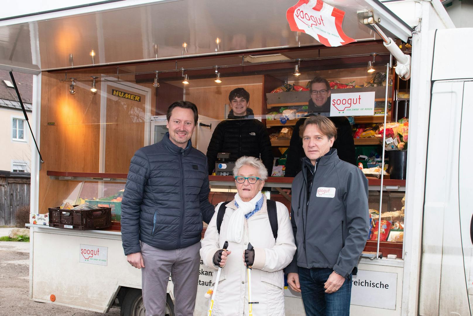 Bürgermeister Rainer Handlfinger und Elfriede Dotter freuen sich über den Mobilen soogut-Verkaufstand in ihrer Gemeinde.