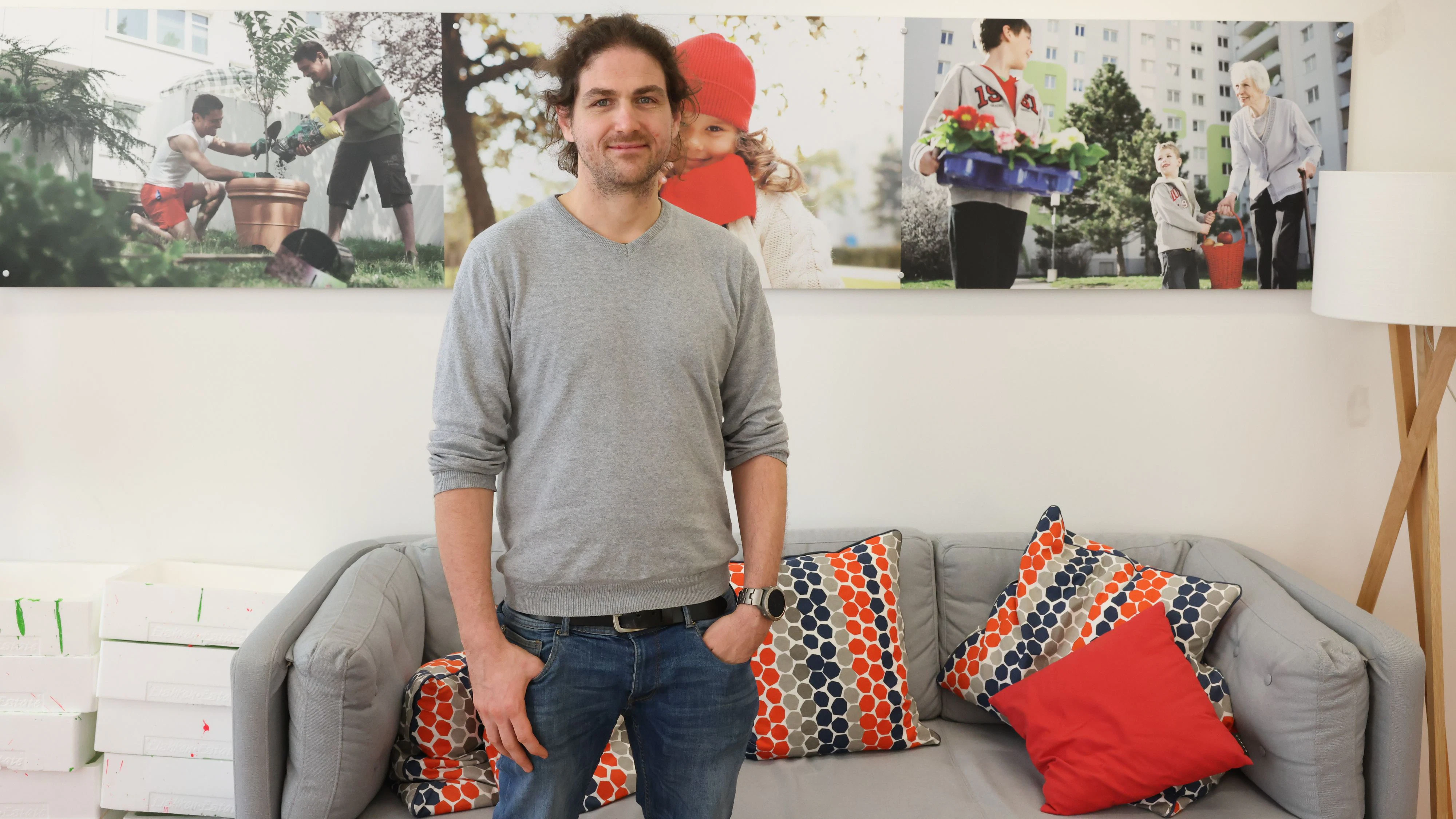 Bernhard Rubik ist Sozialberater und hilft Menschen bei drohendem Wohnungsverlust. 