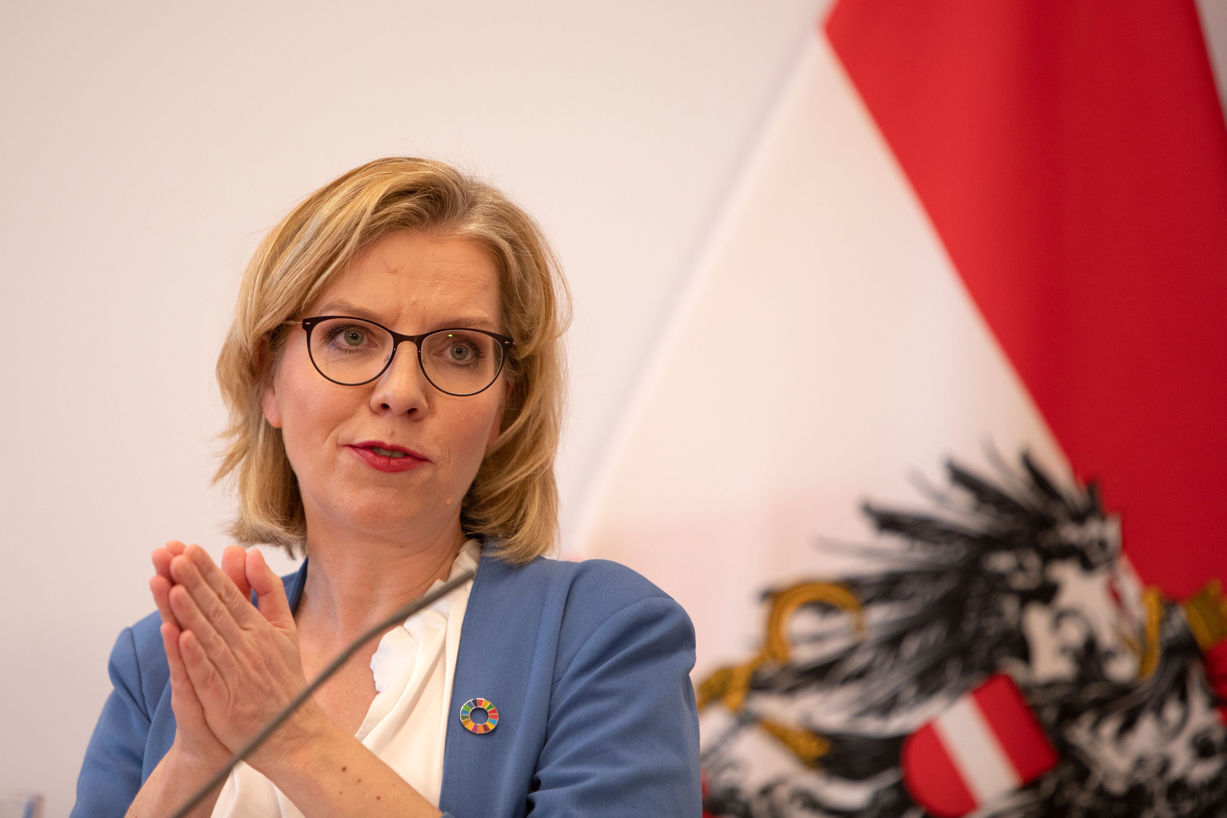 Leonore Gewessler bei der Pressekonferenz nach der Mauerbach-Klausur am 11. Jänner '23. Auch da trug sie den Anstecker.