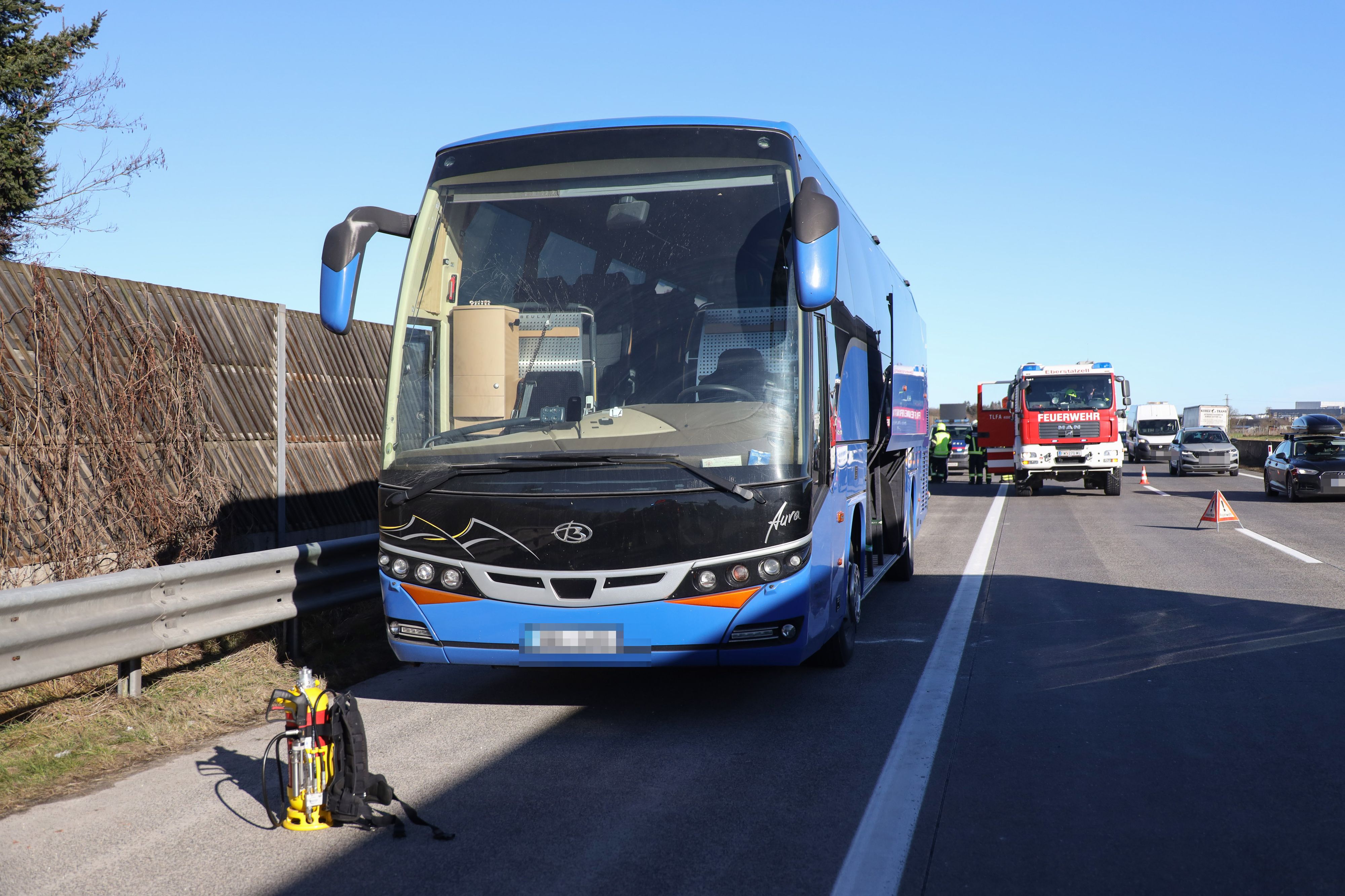 In dem Bus voller Touristen brach im Bereich der Buselektronik ein Feuer aus.