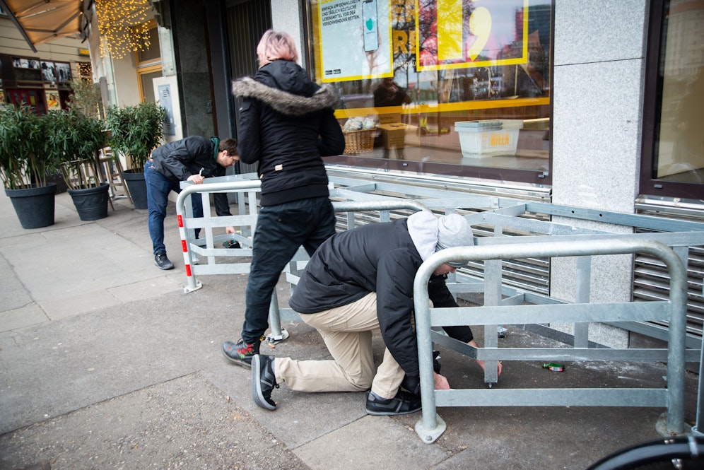 Aktivisten der Partei Links montierten die ohne Genehmigung errichtete Metall-Konstruktion vor einem Gebäude am Schwedenplatz wieder ab.