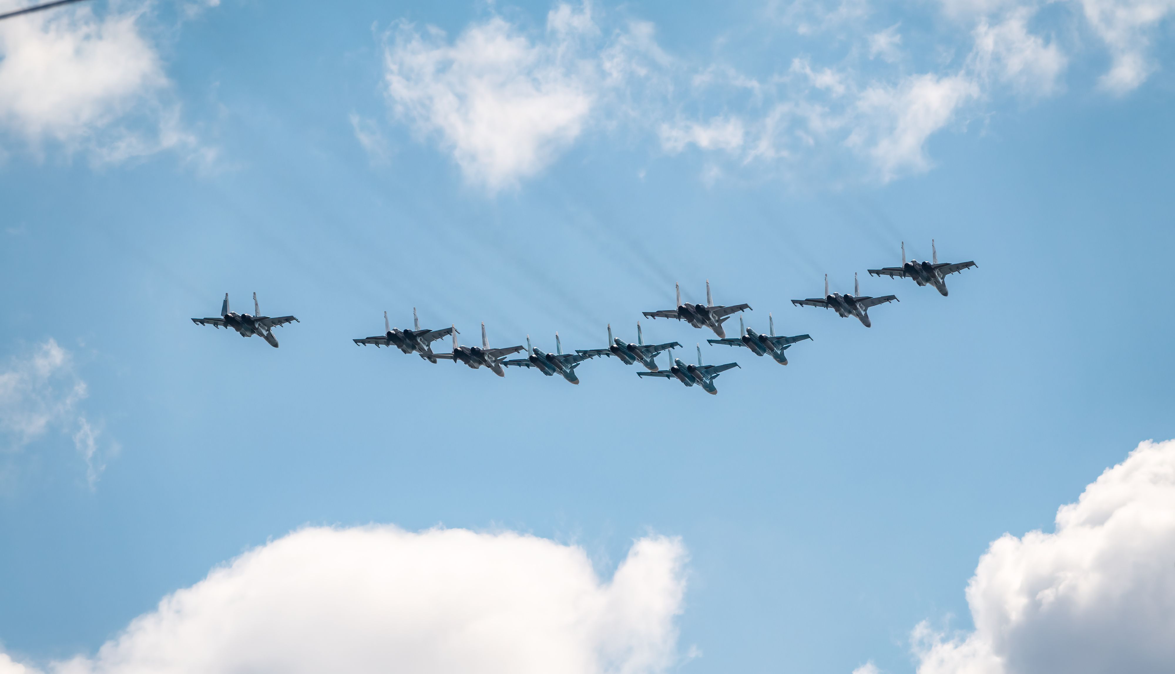 Die Kämpfer Su-35S und Su-30SM mit Bombern Su-34 am blauen Himmel über dem Roten Platz in Moskau. Archivbild vom 5. Mai 2021.
