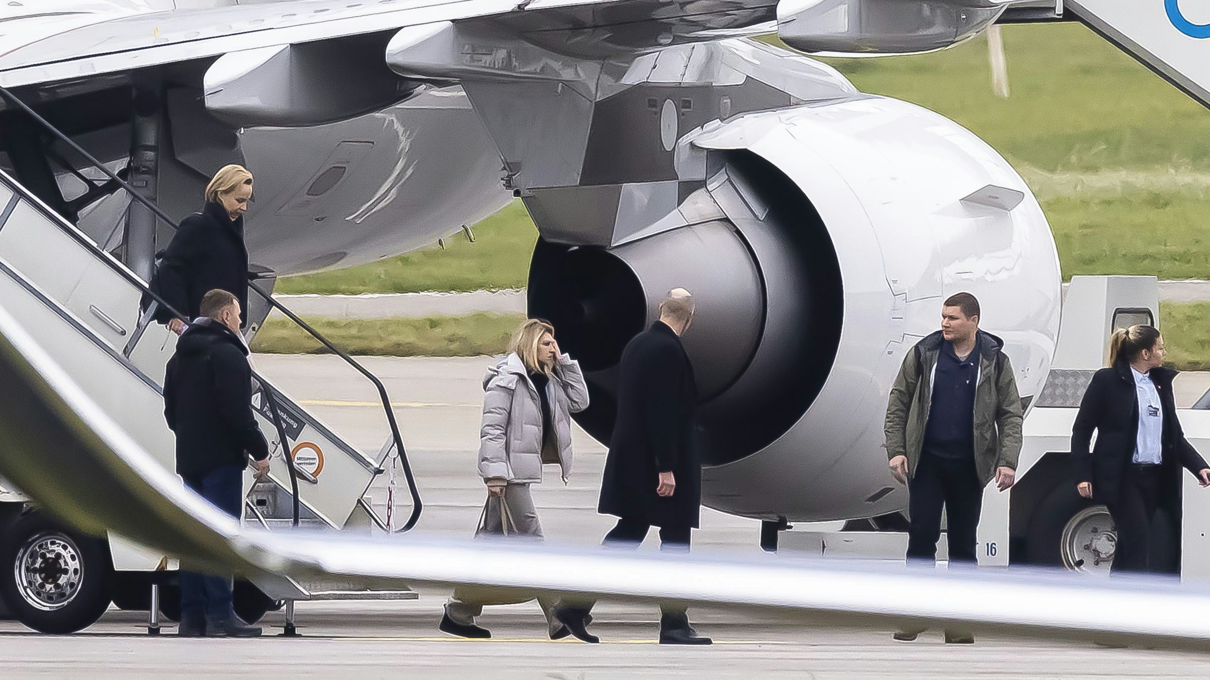 Download von www.picturedesk.com am 16.01.2023 (15:41).  First Lady of Ukraine Olena Zelenska, center, arrives at the airport in Zurich, Switzerland, on Monday, January 16, 2023. First Lady Zelenska is expected to attend the 52nd annual meeting of the World Economic Forum, WEF, in Davos, Switzerland. (KEYSTONE/Michael Buholzer). - 20230116_PD6279 - Rechteinfo: Rights Managed (RM)