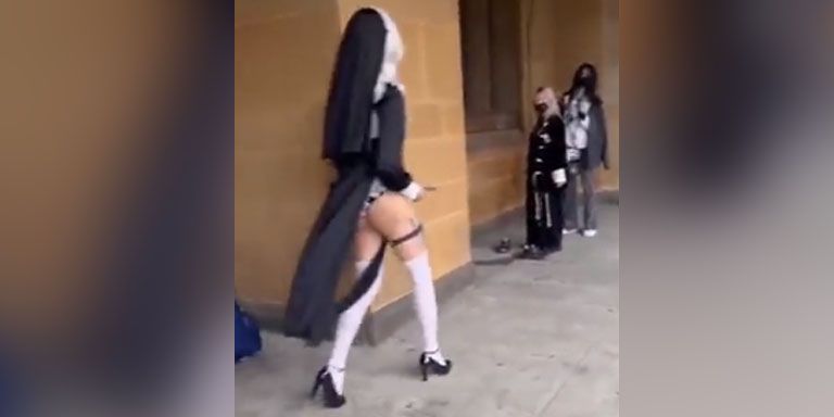 Eine "Nonne" erhitzt vor einer Kathedrale die Gemüter der Besucher.