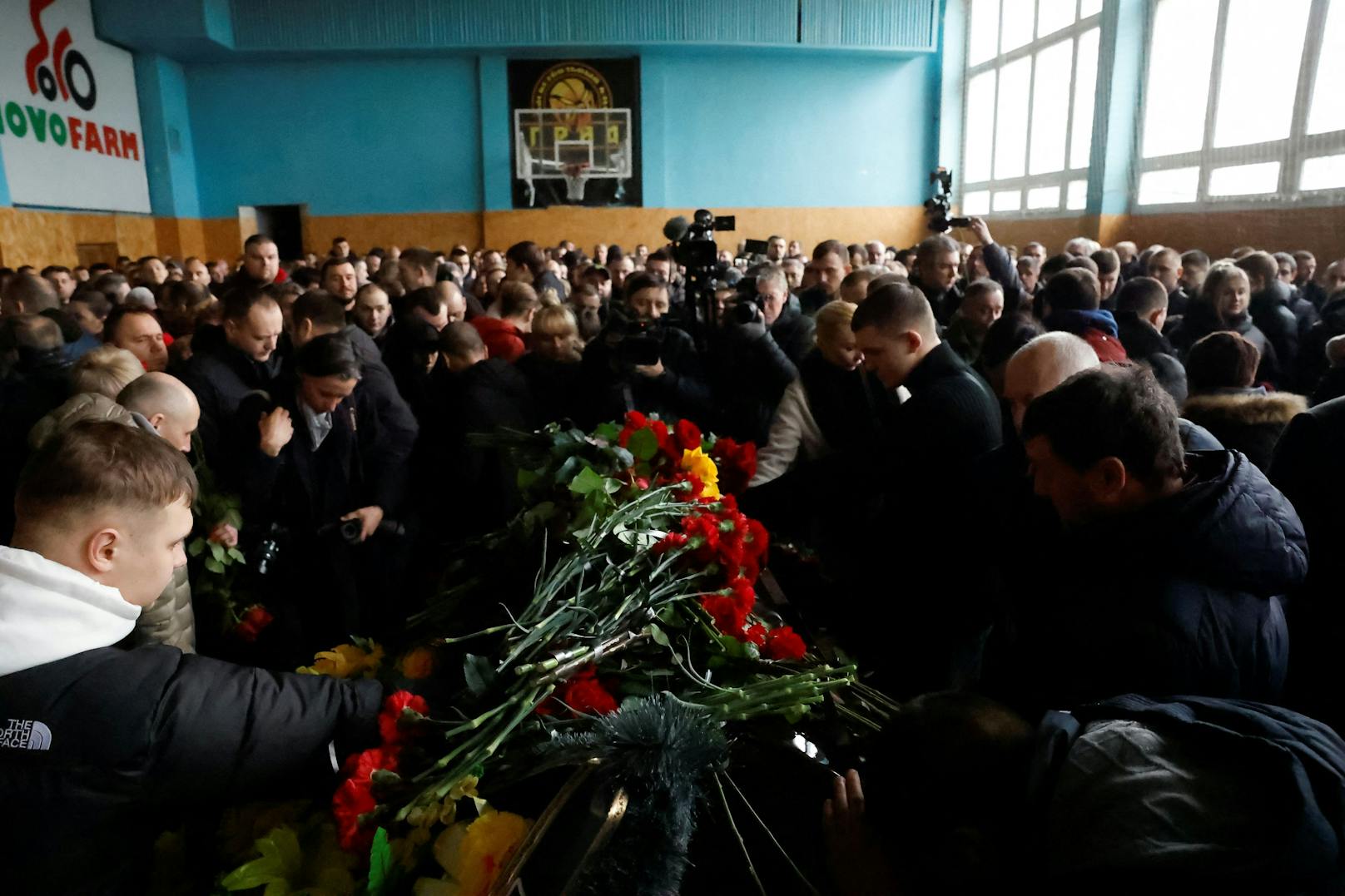 Begräbnis eines Opfers vom Dnipro-Anschlag – die Ukraine lädt Außenminister Schallenberg nun in die Stadt ein. 