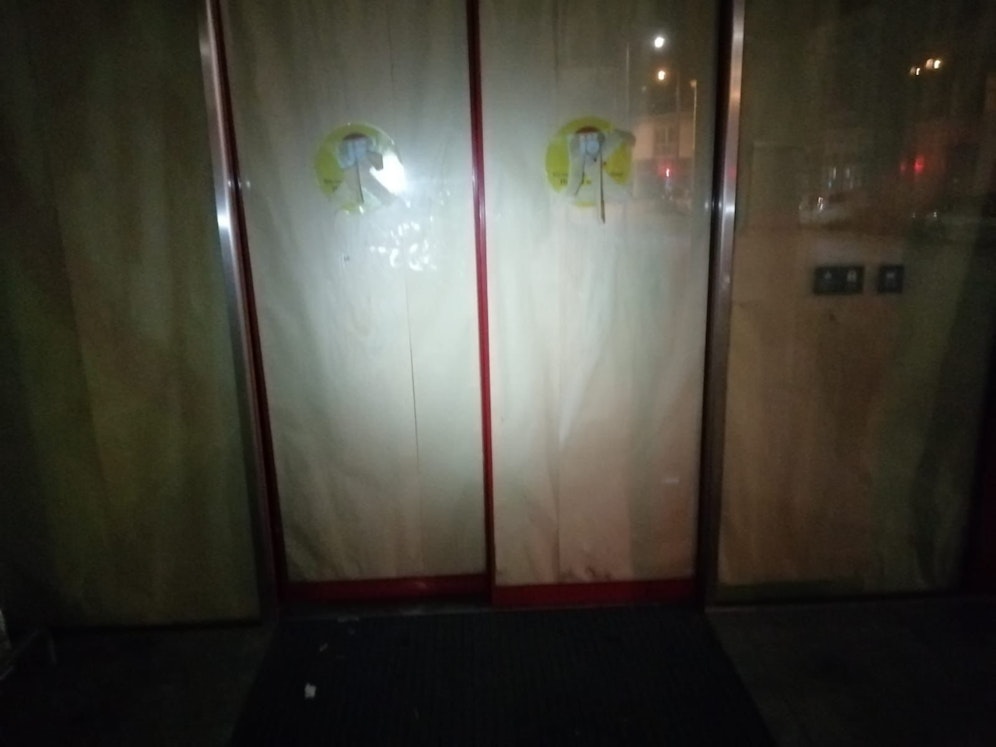 Die aufgebrochene Türe des Ex-Billa hinter dem St. Pöltner Bahnhof