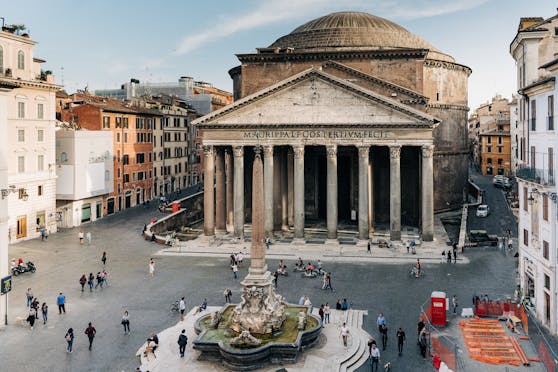 Das Pantheon ist fast 2.000 Jahre alt und eines jener Artefakte, die die italienische Hauptstadt in ein einziges Freiluftmuseum verwandeln.&nbsp;