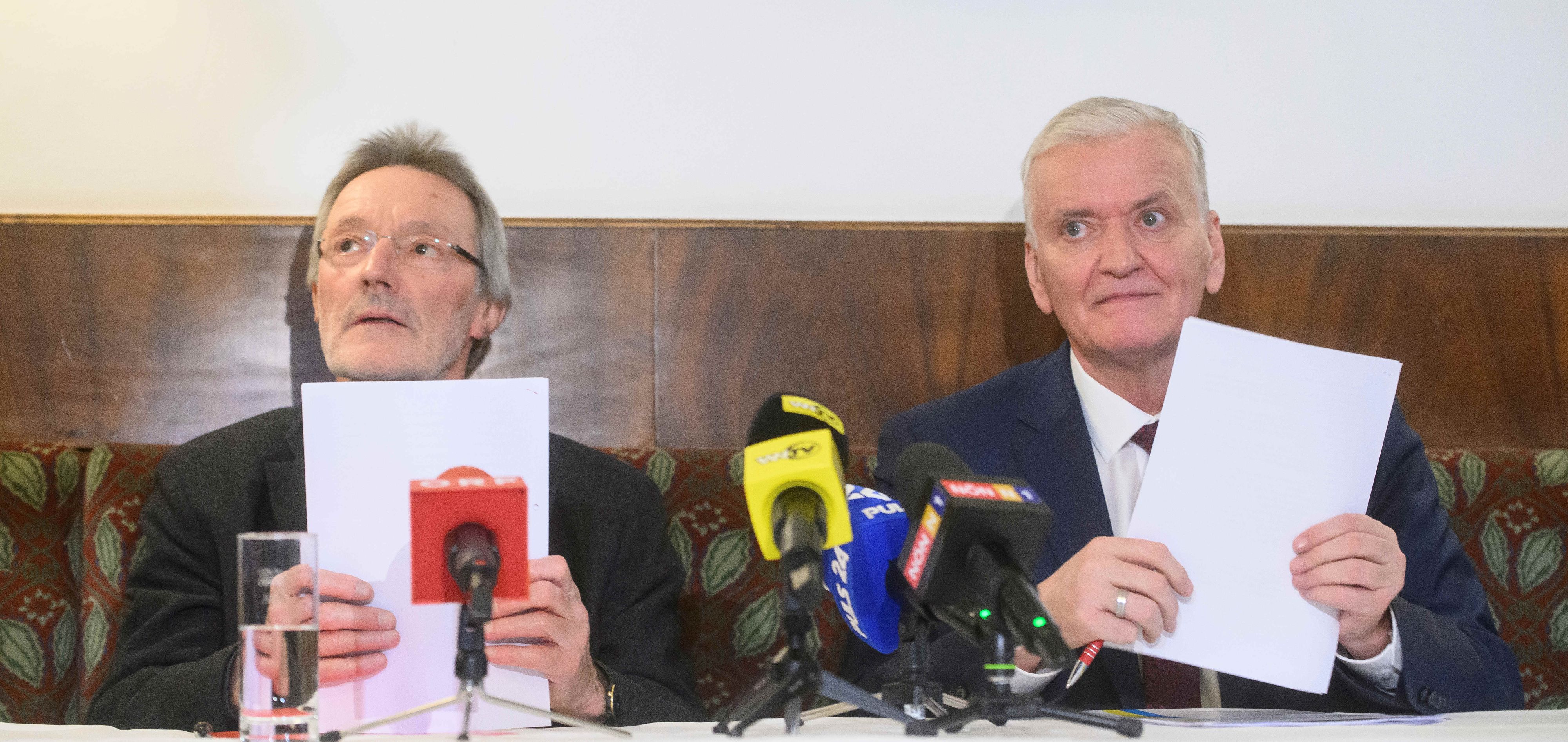 17. Jänner: Verfassungs- und Verwaltungsjurist Heinz Mayer und Spitzenkandidat der SPÖ Niederösterreich Franz Schnabl bei einer Pressekonferenz der SPOE Niederoesterreich bzgl. Gutachten zu den Landesrechnungshofberichten in der OEVP-Inseratenaffaere am 28. Jänner im Cafe Landtmann am 17. Jaenner, 2023 in Wien, Oesterreich.230117_SEPA_32_027 - 20230117_PD7068 - Rechteinfo: Rights Managed (RM)