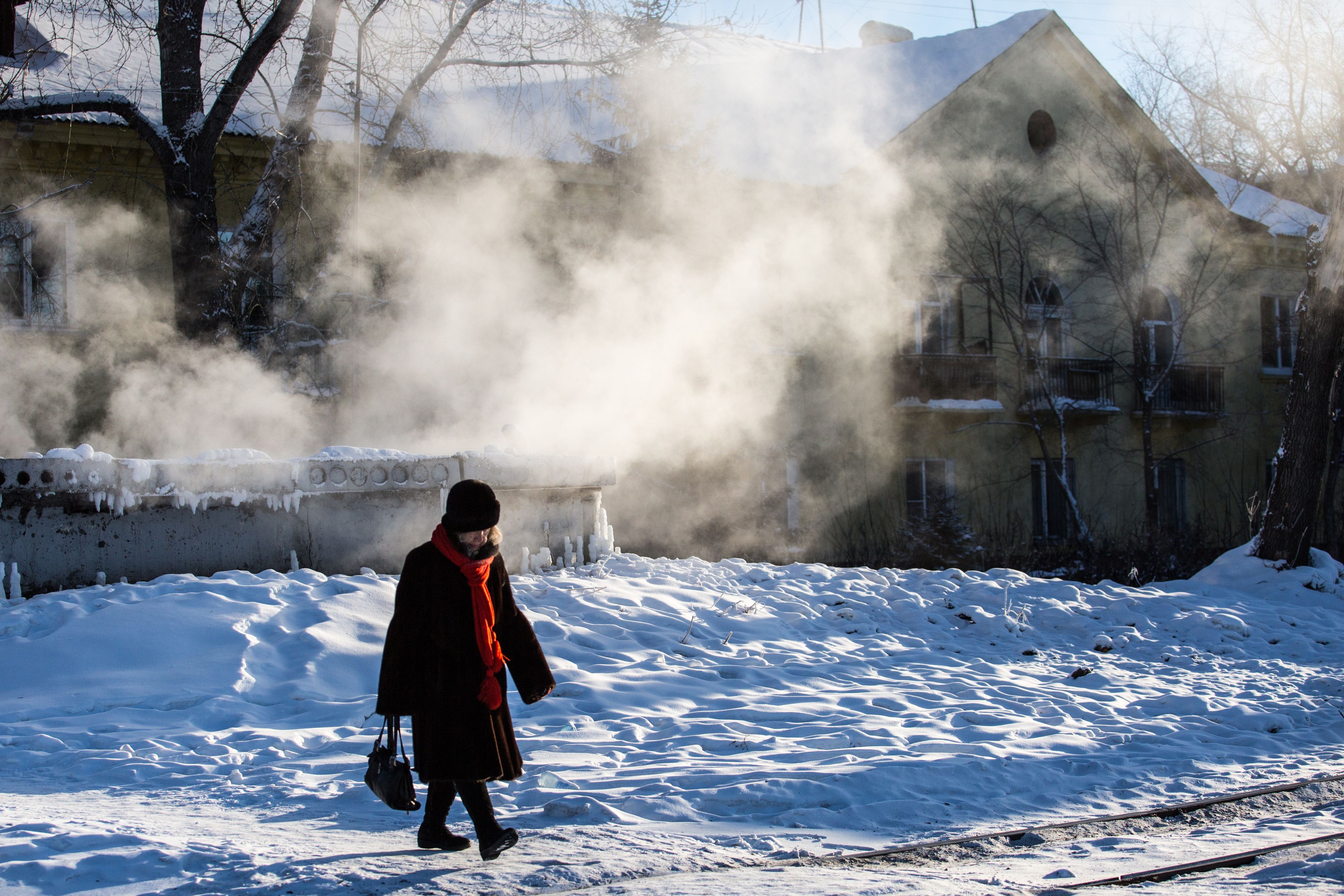 Download von www.picturedesk.com am 17.01.2023 (11:58).  OMSK, RUSSIA  DECEMBER 24, 2018: A woman walking in a street as temperature drops to -31 degrees Celsius. Dmitry Feoktistov/TASS - 20181224_PD1002 - Rechteinfo: Rights Managed (RM)