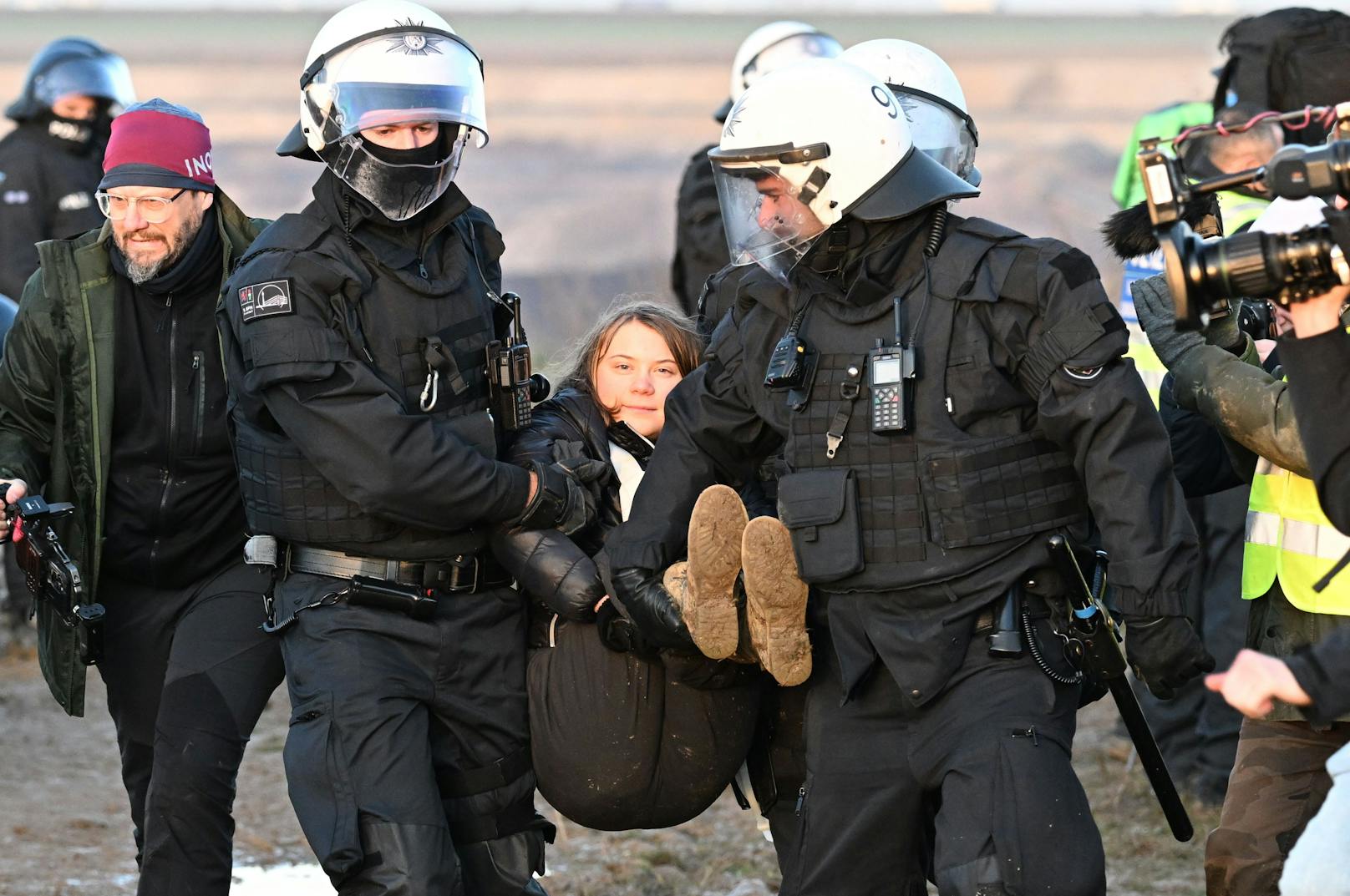Die schwedische Klima-Aktivistin Greta Thunberg wurde am 17. Jänner im Rahmen der Proteste im deutschen Lützerath von der Polizei vorübergehend festgenommen.