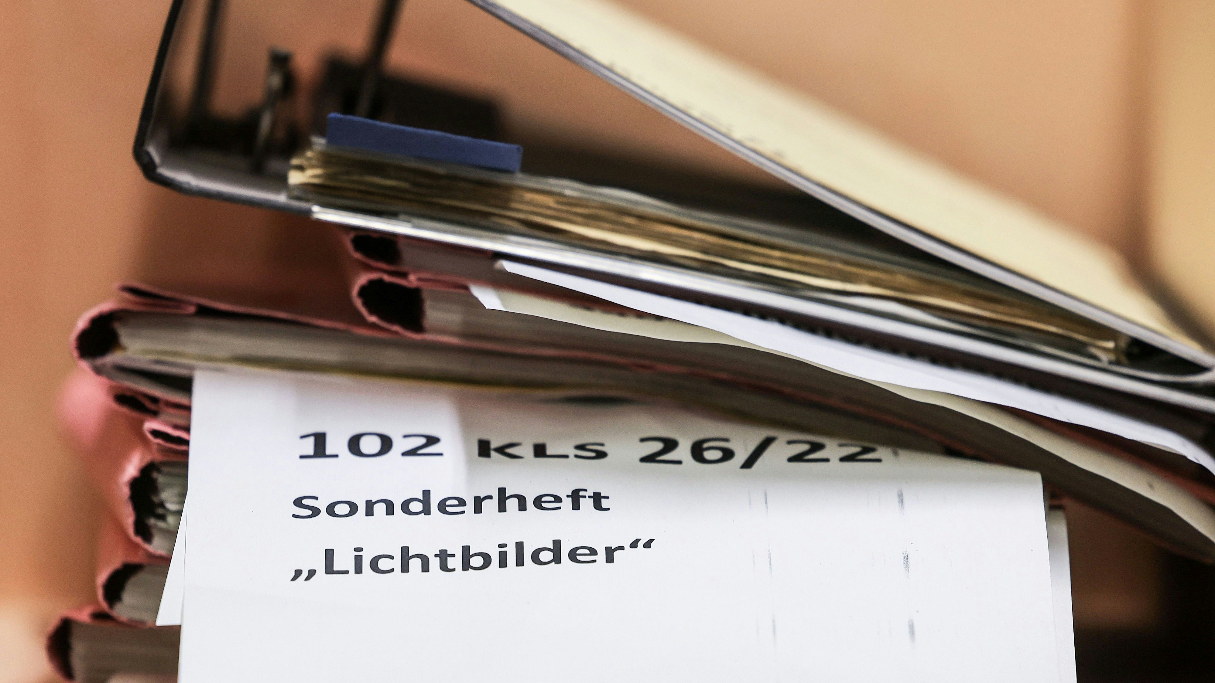 Die Ermittlungsakten zu Kinderpornografie sind häufig mehrere Zentimeter dick.