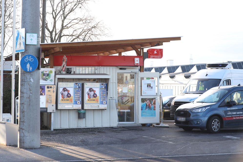 Ein bisher unbekannter Täter überfiel Montagabend eine Linzer Trafik, er ist noch flüchtig.