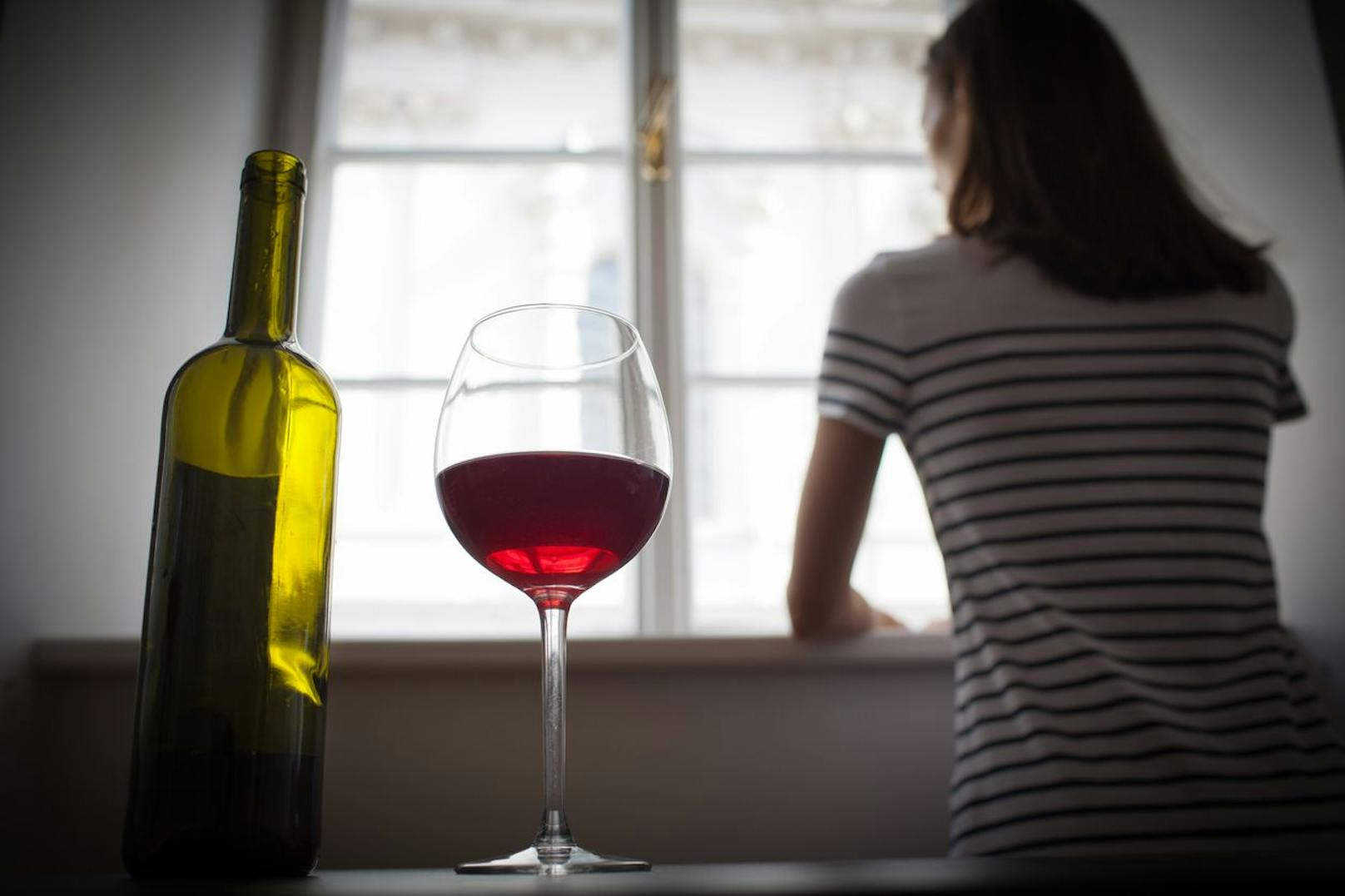 Alkohol kann für jene gefährlich sein, die sich leicht von ihren Stimmungsschwankungen leiten lassen. Die Getränke machen vorerst Freude, doch am Ende rufen sie Gefühle wie Depressionen und Angst hervor. Während dem Menstruationszyklus kann es für den Körper belastend sein mit den Höhen und Tiefen umzugehen. 