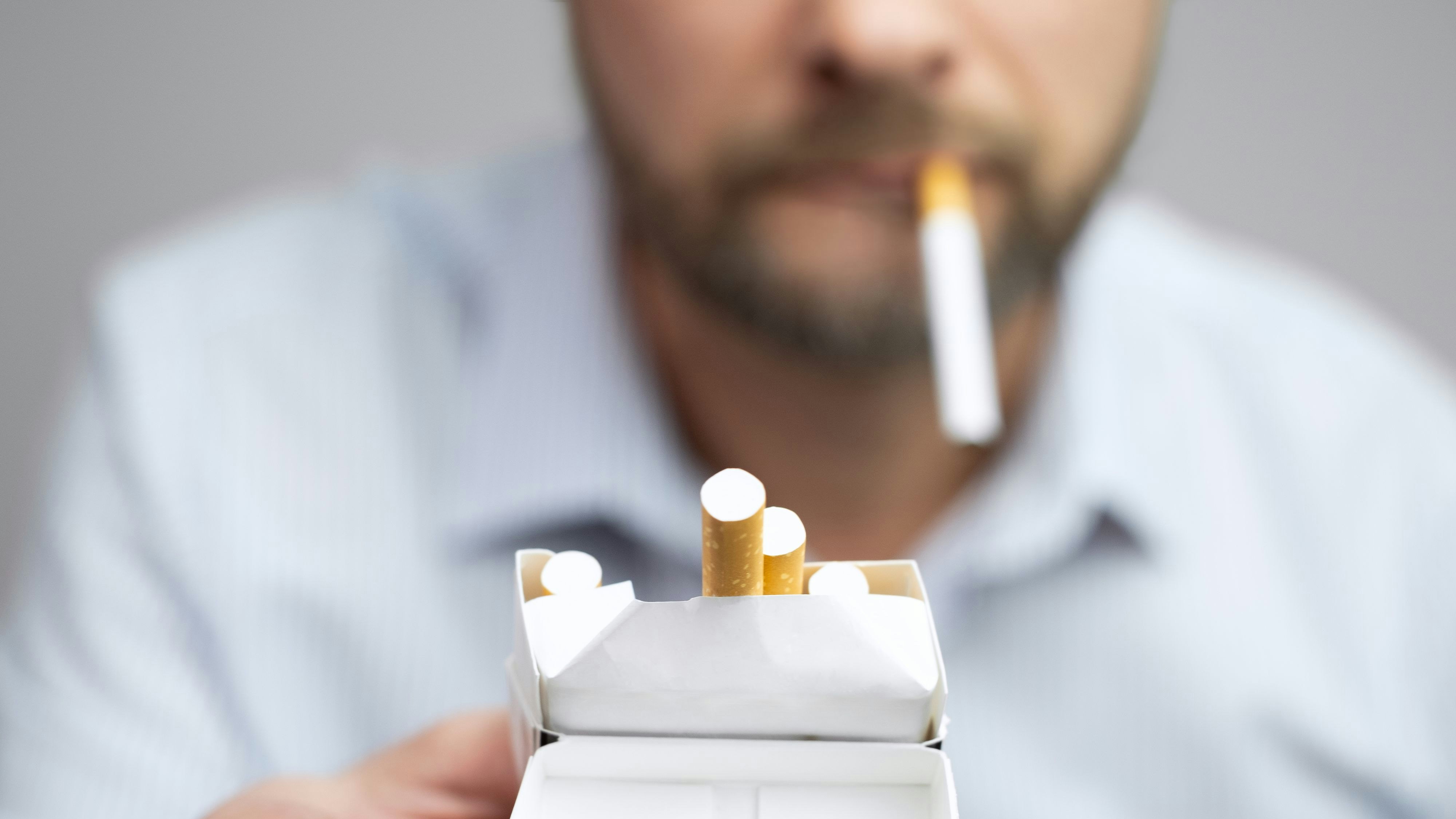 Durch die angebotene Zigarette konnte der Mann besänftigt werden. Symbolbild. 