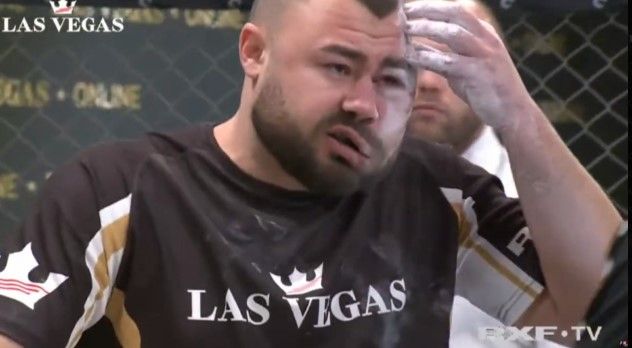 Die linke Gesichtshälfte kassiert einen Wirkungstreffer.