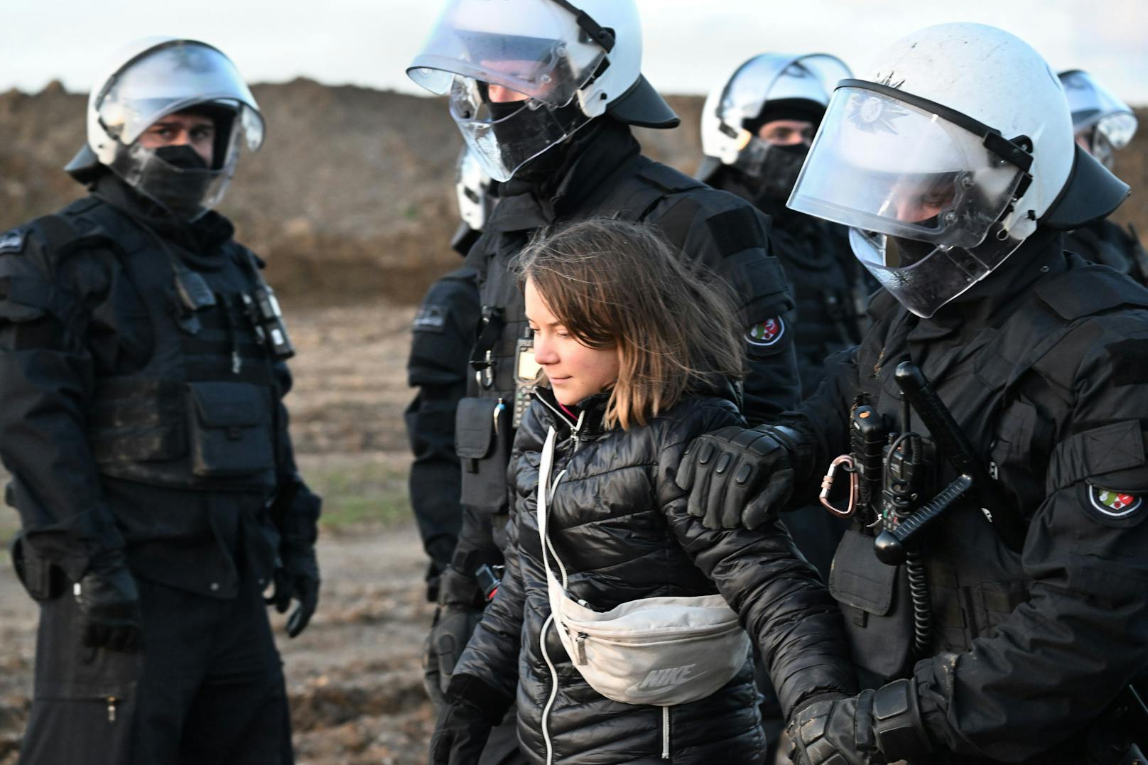 Die schwedische Klima-Aktivistin Greta Thunberg wurde am 17. Jänner im Rahmen der Proteste im deutschen Lützerath von der Polizei vorübergehend festgenommen.