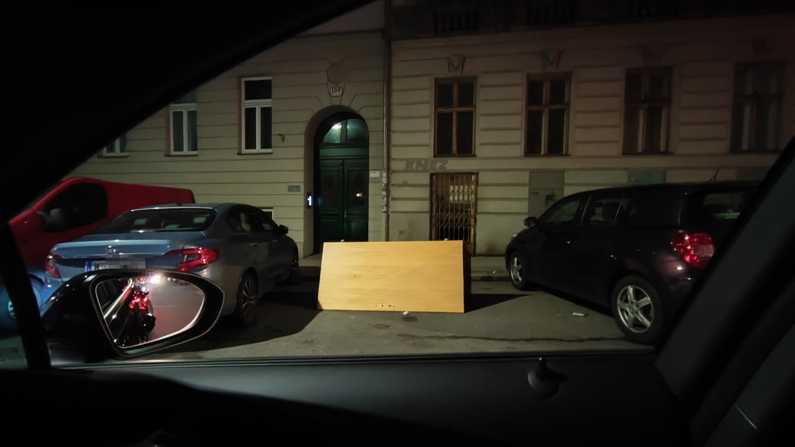 Ein Wiener suchte am Sonntagabend in Rudolfsheim-Fünfhaus eine Parklücke und fand stattdessen dort "parkende" Türen.