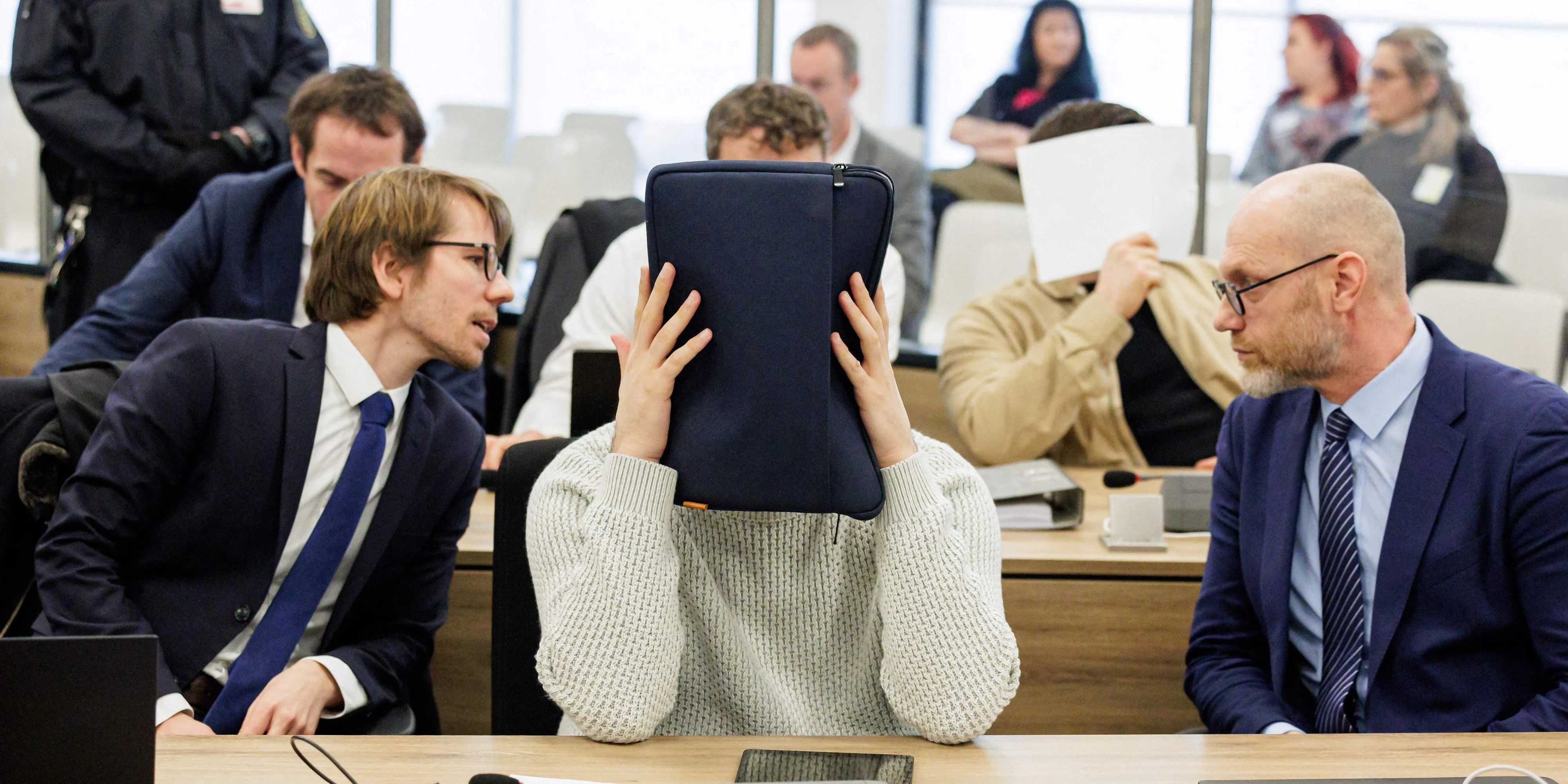 Einer der Angeklagten mit seinen Anwälten in einem Dresdner Gerichtssaal. 