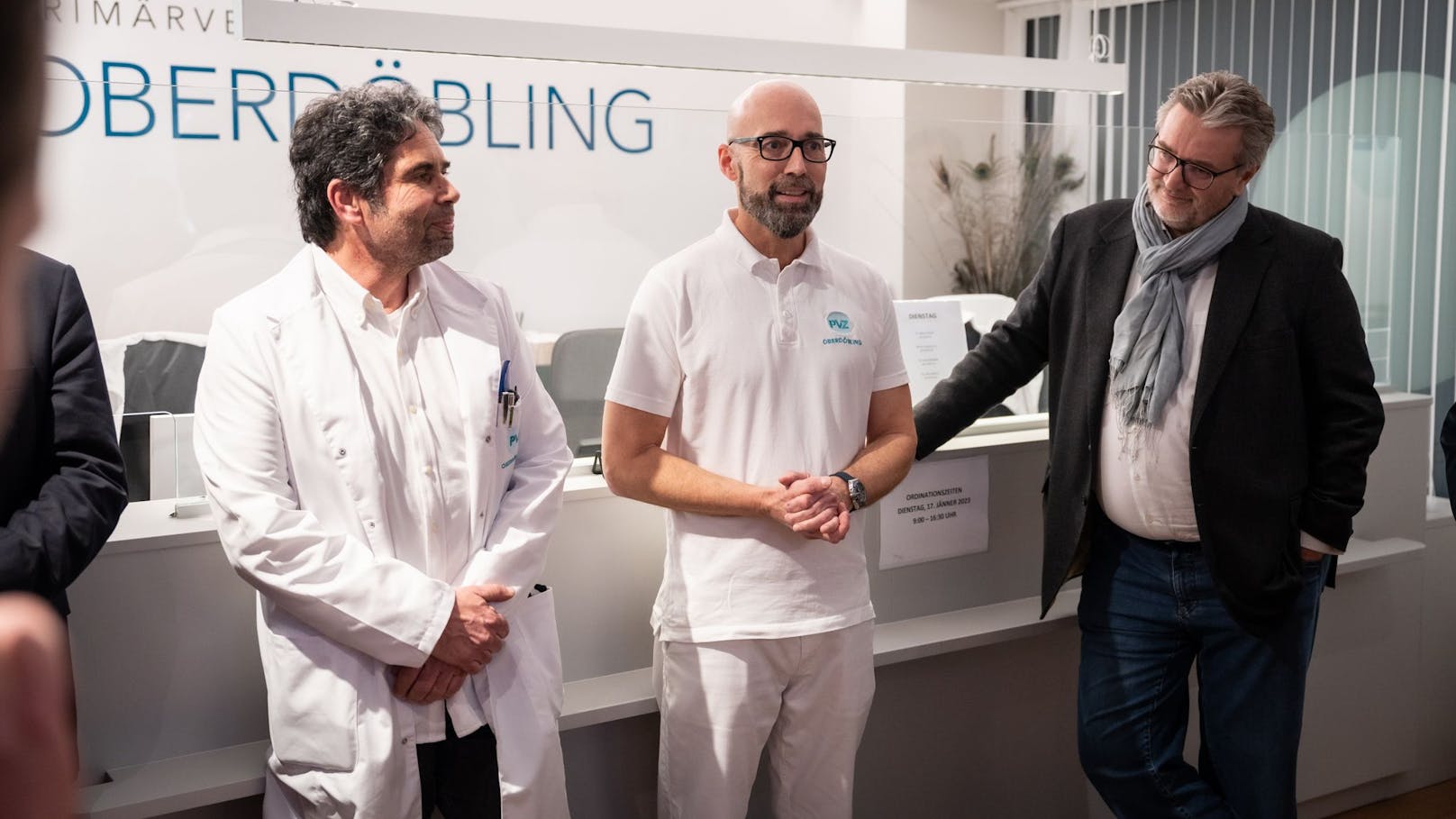 Die beiden Ärzte Mario Földy und Ernest Zulus mit Stadtrat Peter Hacker (SPÖ) bei der Eröffnung der neuen Primärversorgungseinheit in Oberdöbling.