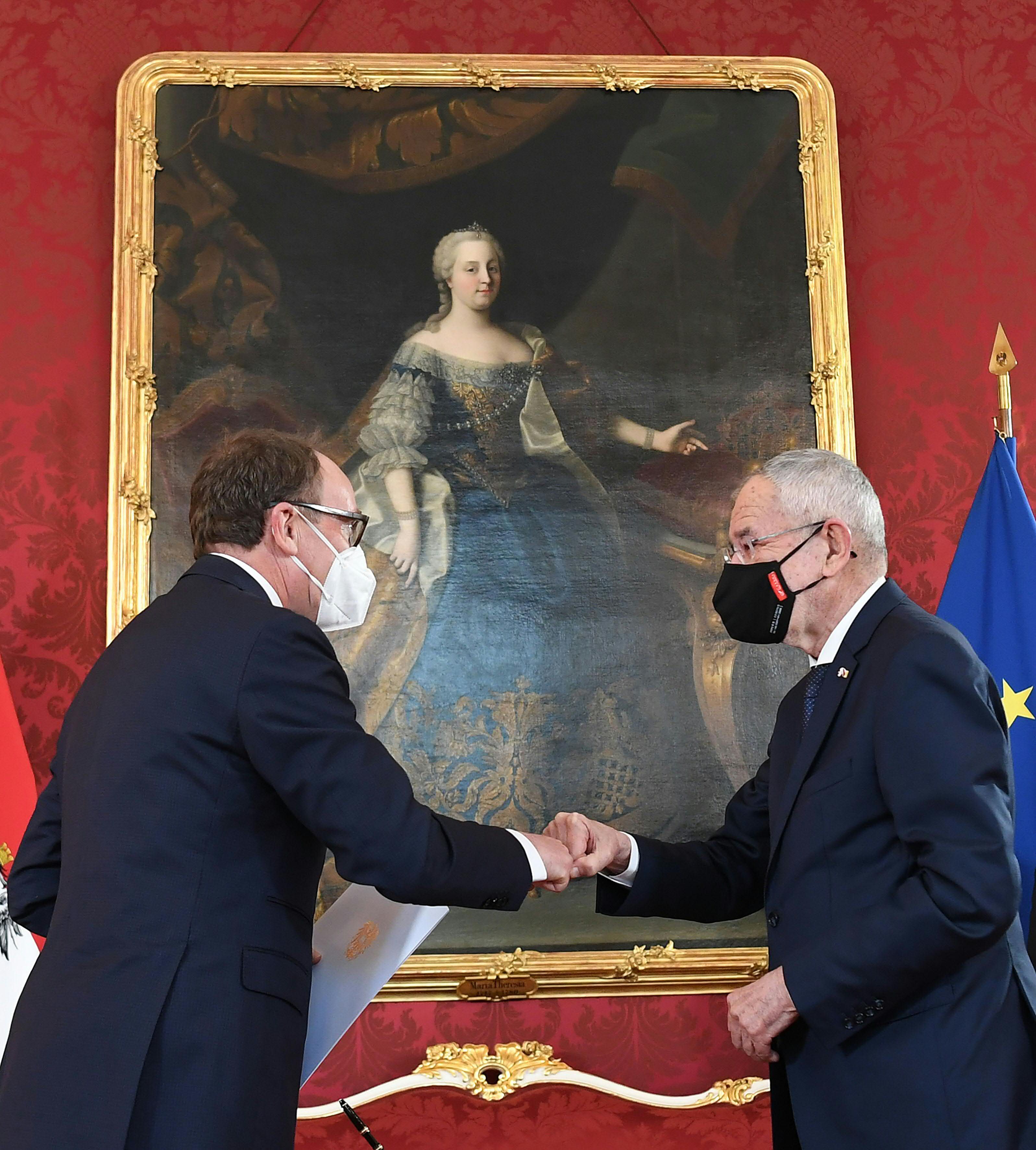 Ein Bild aus dem Jahr 2022. Bundespräsident Alexander Van der Bellen gelobt Johannes Rauch als Gesundheitsminister an. 