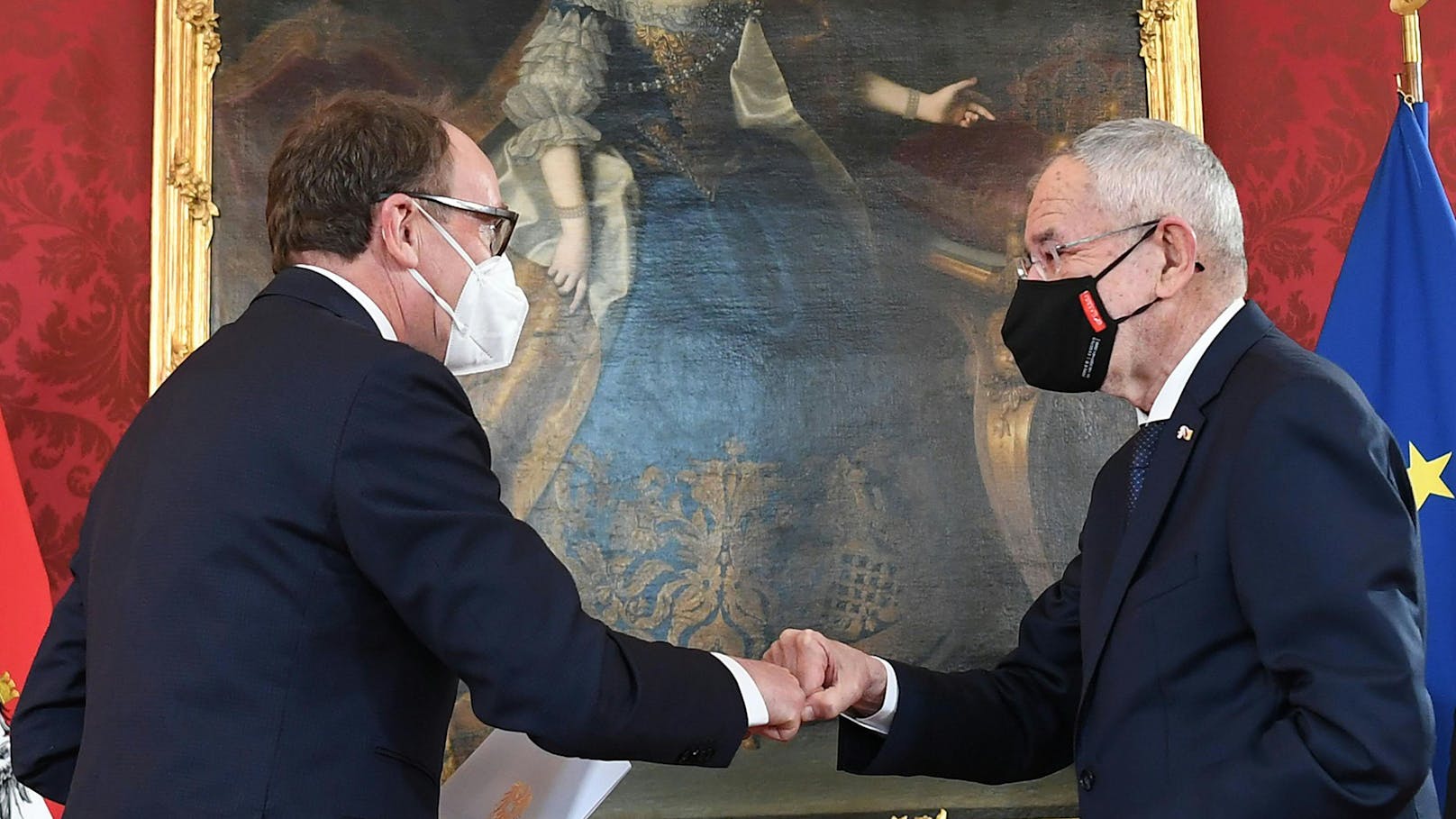 Ein Bild aus dem Jahr 2022. Bundespräsident Alexander Van der Bellen gelobt Johannes Rauch als Gesundheitsminister an. 