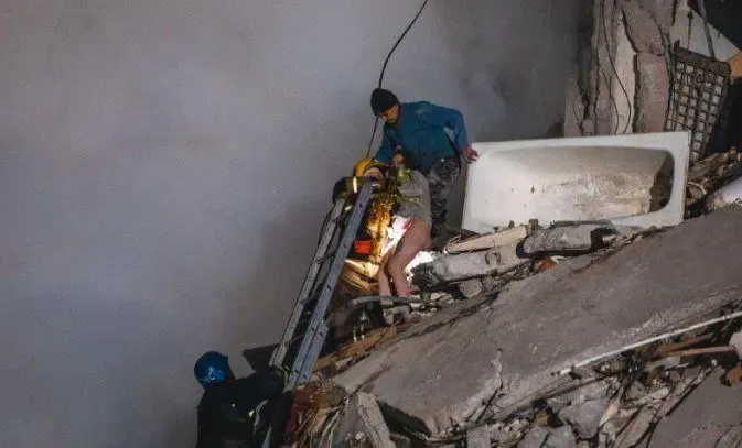 Der Moment der Rettung: Anastasia mit nackten Beinen in der Eiseskälte hoch auf dem zertrümmerten Wohnkomplex.