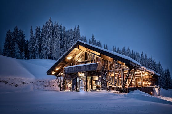 Alt und neu werden mit Holz und großen Glasfronten in der TOM Almhütte perfekt kombiniert.