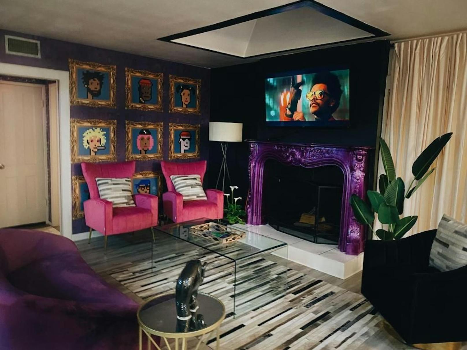 Der violette metallisch-glänzende Kamin inklusive Pixel-NFTs sorgen für entspannte Abende auf dem Sofa. 