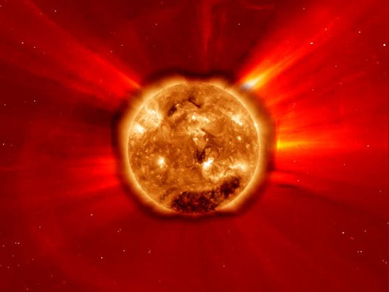 Eine riesige Sonneneruption im Februar 2011. Für dieses NASA-Bild wurde ein Koronograph mit einer Aufnahme im extremen Ultraviolett-Spektrum des Solar Dynamics Observatory kombiniert.