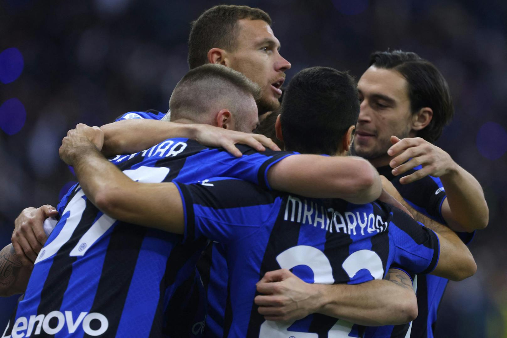 Inter bejubelt den klaren Sieg im italienischen Supercup gegen den Stadtrivalen AC Milan. 
