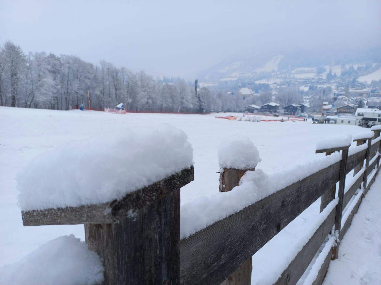 Endlich Winter-Feeling in Kitzbühel! Zwei Tage vor den Hahnenkammrennen zuckert eine Neuschnee-Schicht die bis dahin grüne Gamsstadt an.