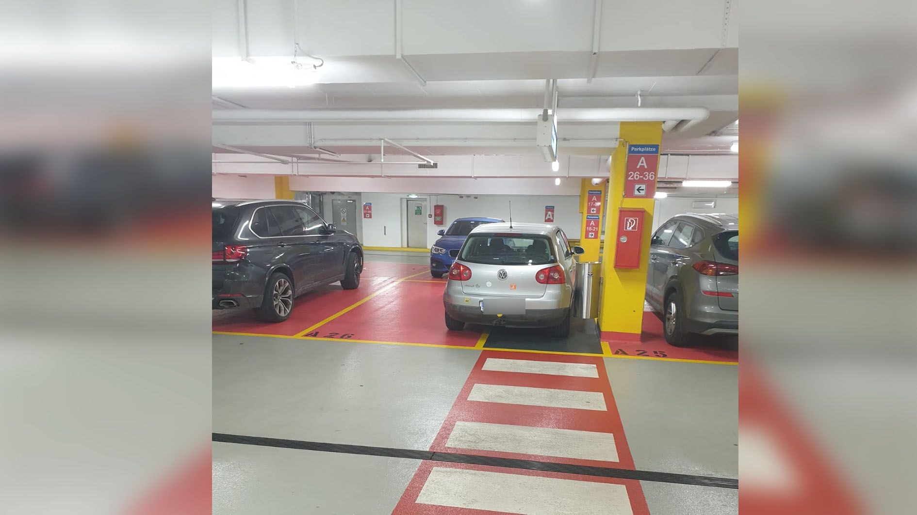 Der Autolenker stellte seinen Wagen mitten auf dem Durchgang ab.