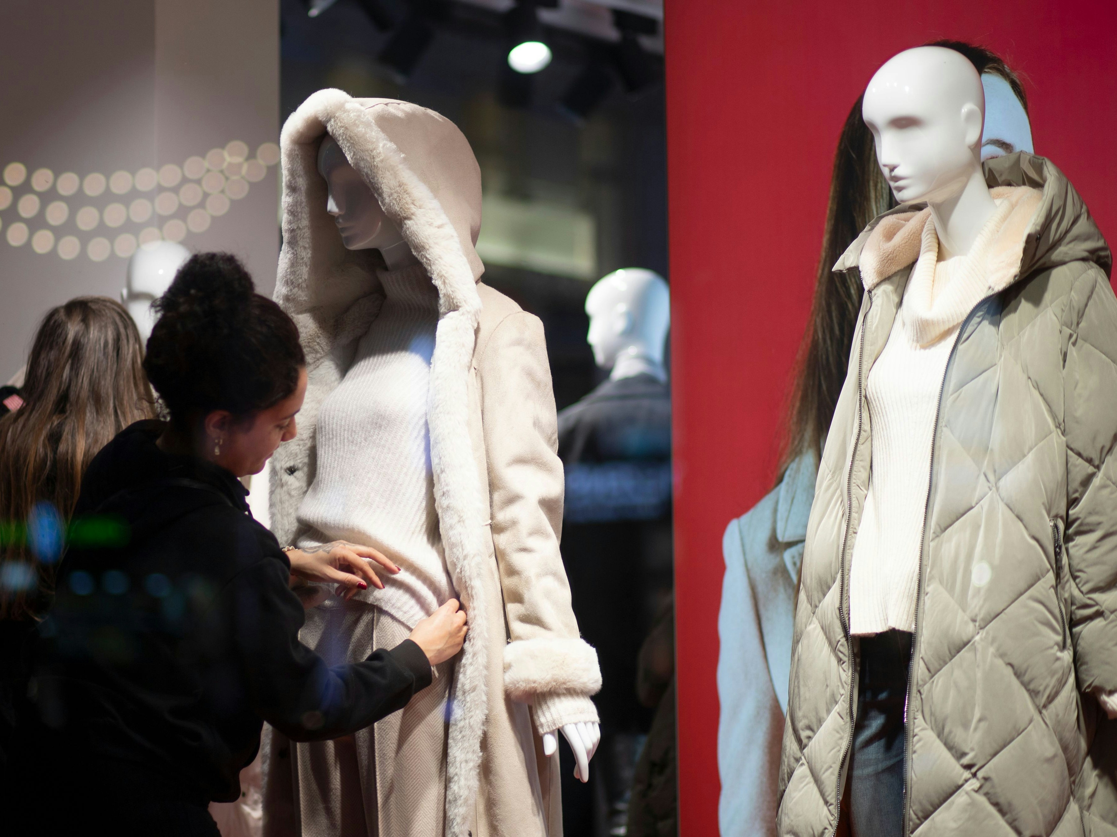 Download von www.picturedesk.com am 18.01.2023 (18:25).  AUSTRIA; VIENNA; 20221129; A female employee of a clothing store decorates the Christmas shop window in Mariahilfer Strasse, a well-known shopping street, in Vienna, Austria, November 29, 2022. /// AUSTRIA; VIENNA; 20221129; Mittarbeiterin eines Bekleidungsgeschäfts dekoriert das weihnachtliche Schaufenster in der als Einkaufstrasse bekannter Mariahilfer Strasse in Wien am 29. November 2022.  _ - 20221129_PD20018 - Rechteinfo: Rights Managed (RM)